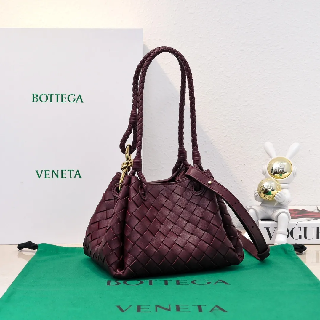 Batch 1760 BV home is new! Andiamo combines Bottega Veneta archives parachute handbags to inherit retro elements and integrate modern trends. The same style as Shu Qi's Beijing Night. It is a continuation of the classic bag. It has three functions: hand carry, shoulder and cross-body. It is embellished with metal brass knot buckles. The capacity of the small one is amazing. It can easily hold sunglasses in a box/small bottle of water/powder powder/charger and other daily necessities when going out. The upper body is versatile. Style number: 6569 Size: 21*17*16.5cm